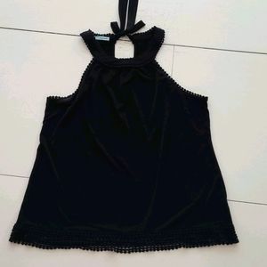 Adorable Black top with bow detail